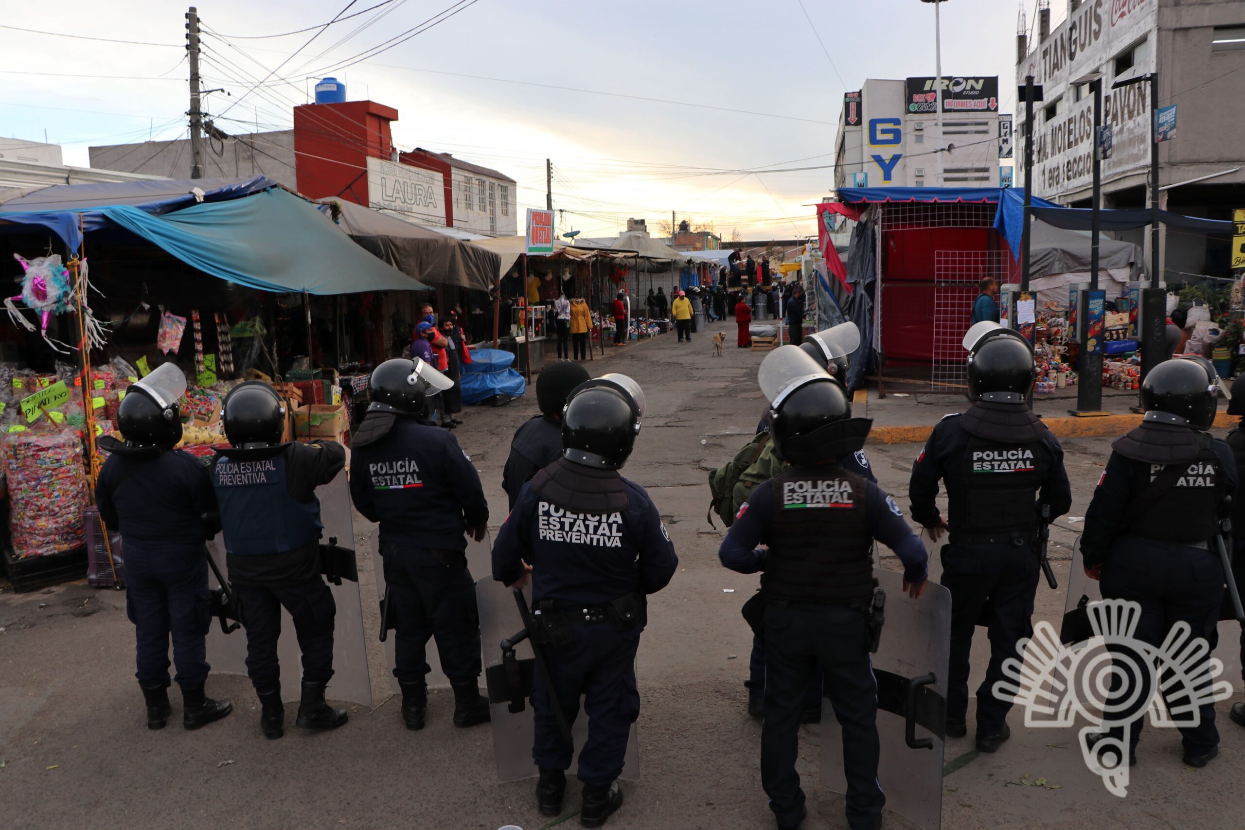 Decomisan bebidas embriagantes en Mercado Morelos (2)