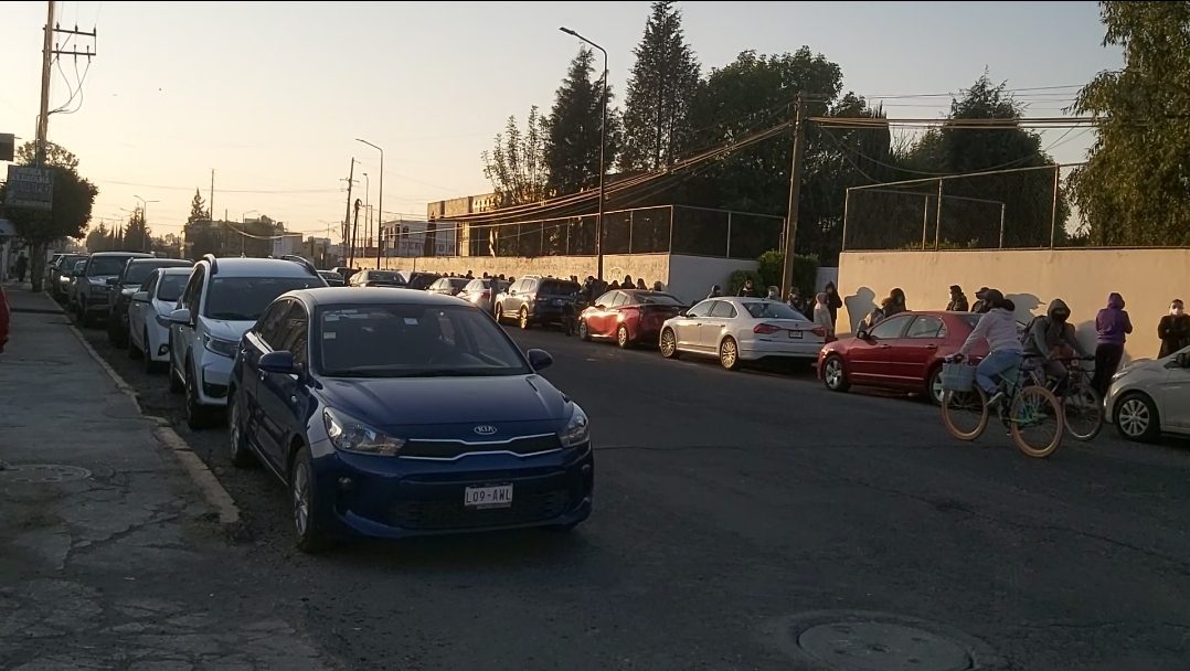 Poblanos hacen largas filas, a pesar de que ya no hay vacunas