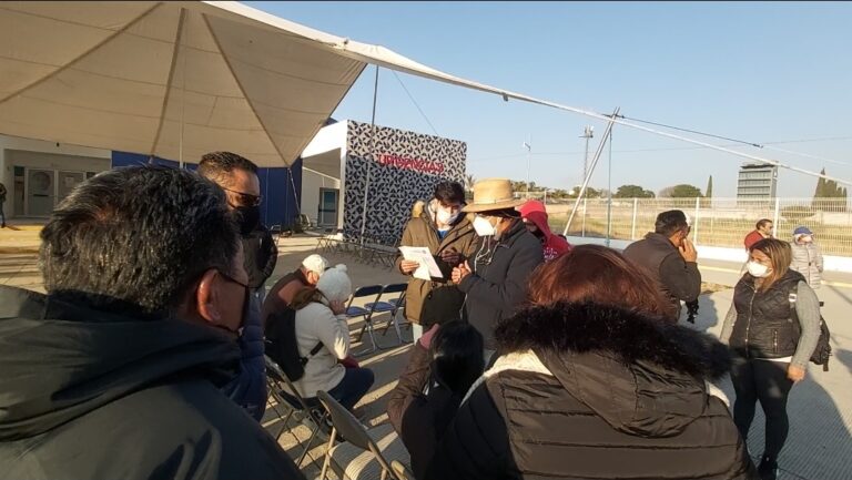 Poblanos hacen largas filas, a pesar de que ya no hay vacunas
