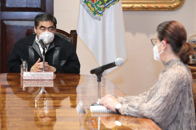 Advierten tercera ola de contagios, poblanos «tiran la toalla»: Barbosa