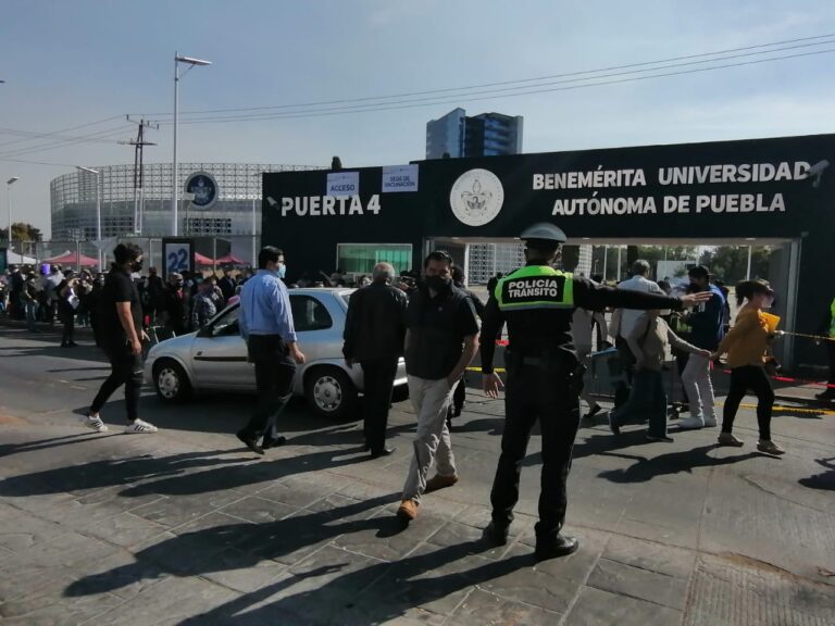 Cayó la noche y los abuelitos siguen esperando la vacuna fuera de C.U