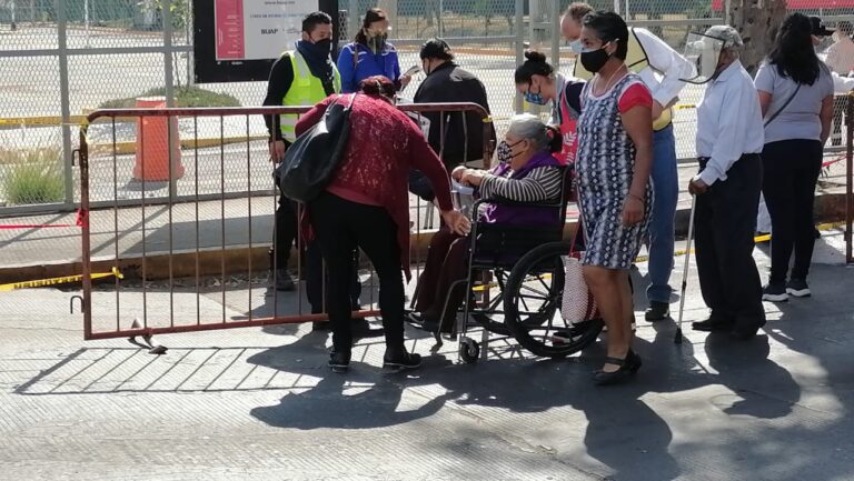 Con fallas en la logística y aglomeraciones cumplen con la vacuna anti Covid en Puebla