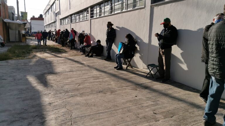 Duermen en la calle para lograr un turno y vacunarse contra Covid