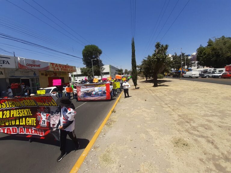 Marchas y bloqueos de locatarios contra la demolición del mercado Amalucan