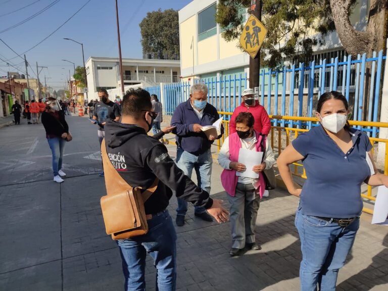 Poblanos vuelven a las filas para garantizar vacuna anticovid para abuelitos