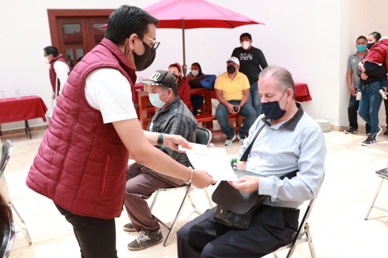 Realiza SEDIF tercera entrega de actas de nacimiento en Braille al interior del estado