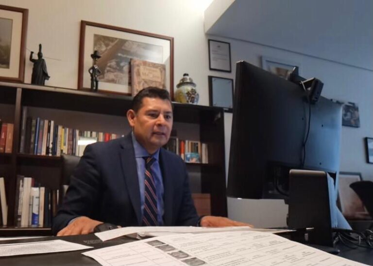 Alejandro Armenta pide respuestas concretas a Banxico sobre divisas y uso de moneda decomisada