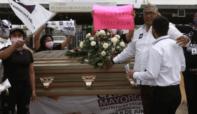 En ataúd arranca campaña candidato del PES