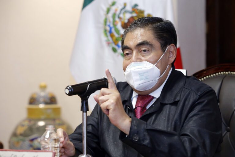 Lamenta Miguel Barbosa falta de encuesta en Morena para designación de candidata en Puebla