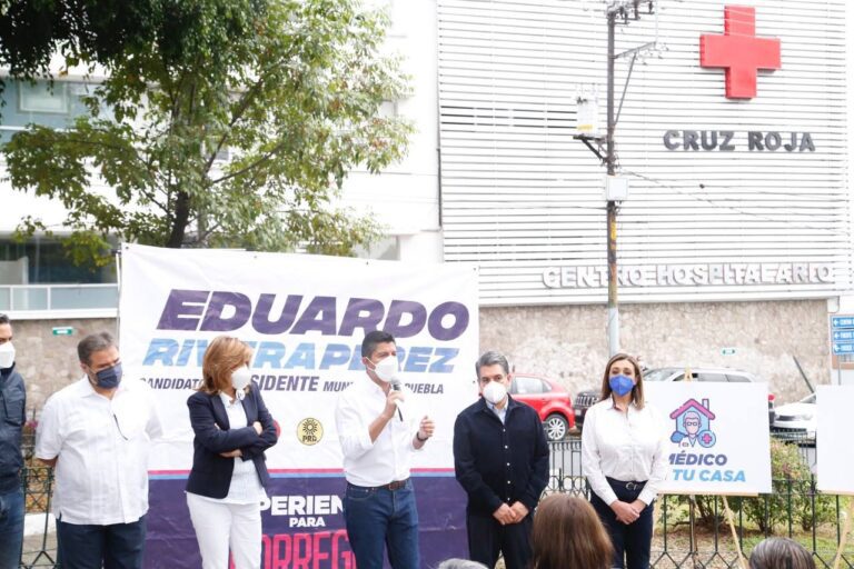 Eduardo Rivera Pérez reconoce labor del personal de salud