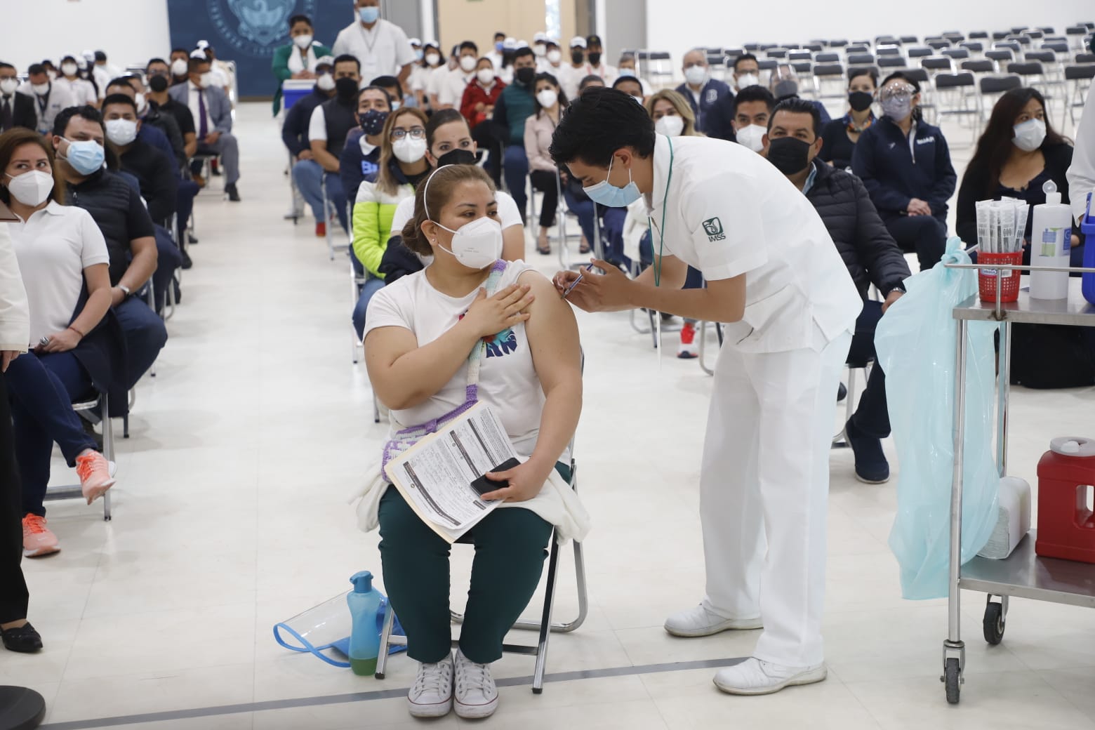 Inicia vacunación para más de 150 mil docentes y personal administrativo en Puebla, sin aglomeraciones