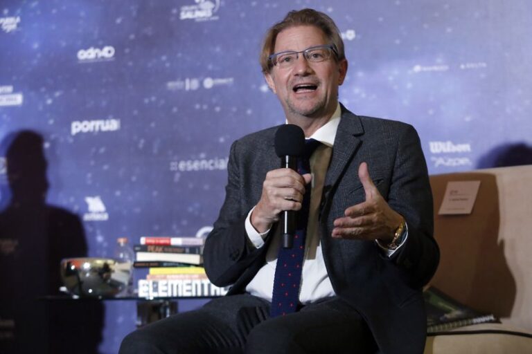 Orden de aprehensión contra Andrés Roemer, acusado de dos violaciones