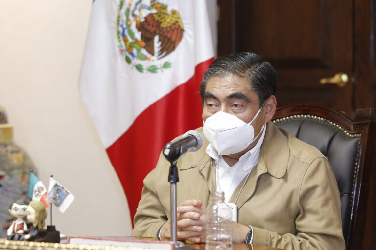 Pide Miguel Barbosa a la sociedad no bajar la guardia pese al control de la Covid-19