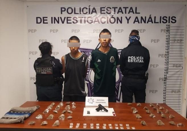 Policía Estatal detiene a dos personas en portación de arma y droga