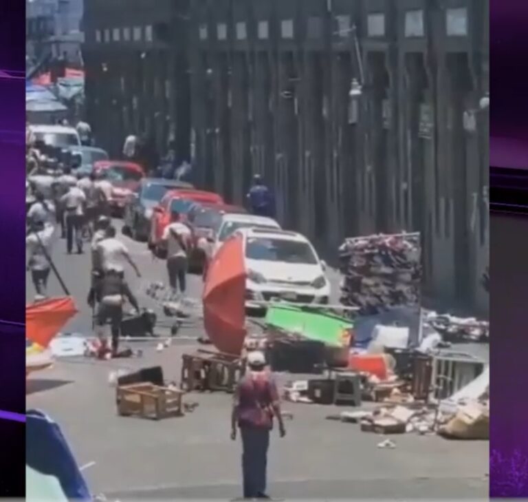 Protagonizan batalla campal comerciantes informales en el Centro Histórico