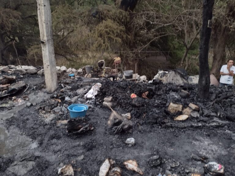 Se quema una casa humilde en Atzala, solo quedaron cenizas