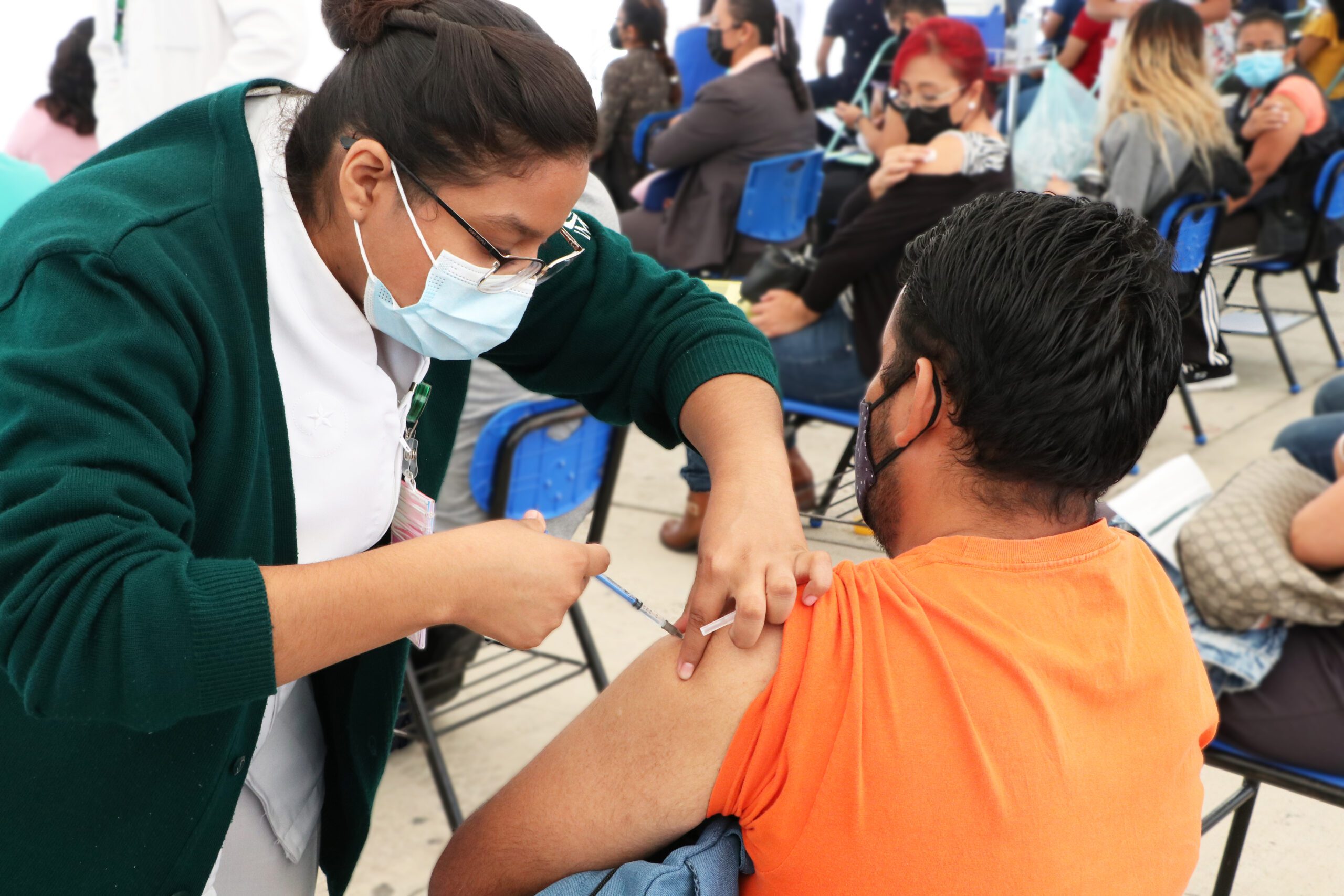 Suman más de 92 mil trabajadores de la educación vacunados (2)