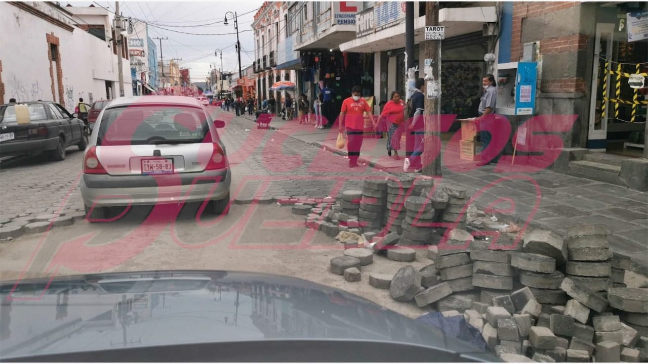Automovilistas circulan en calles con adoquines amontonados en el Centro Histórico