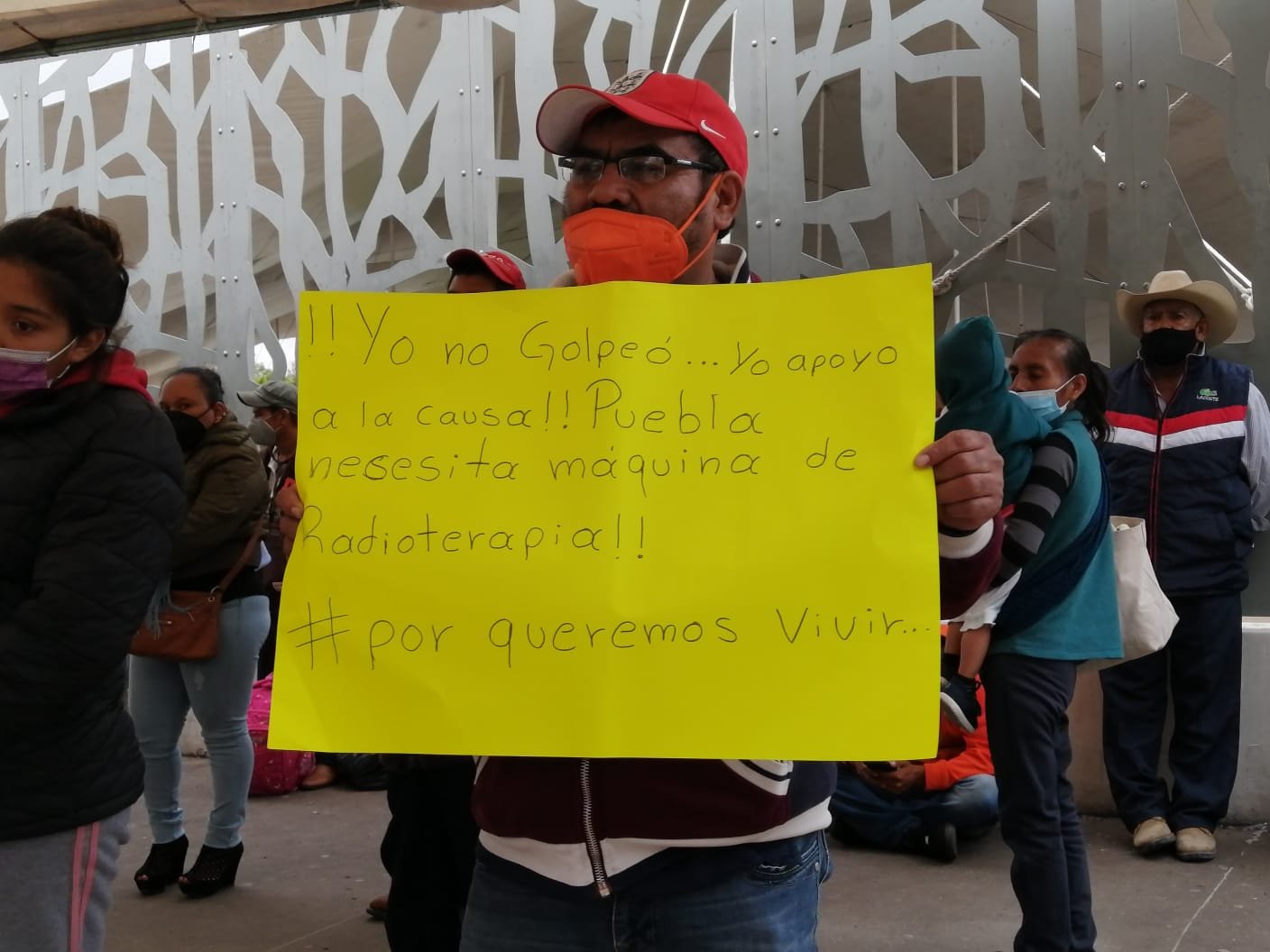 Padres de niños con cáncer exigen medicamentos frente al Hospital del Niño Poblano
