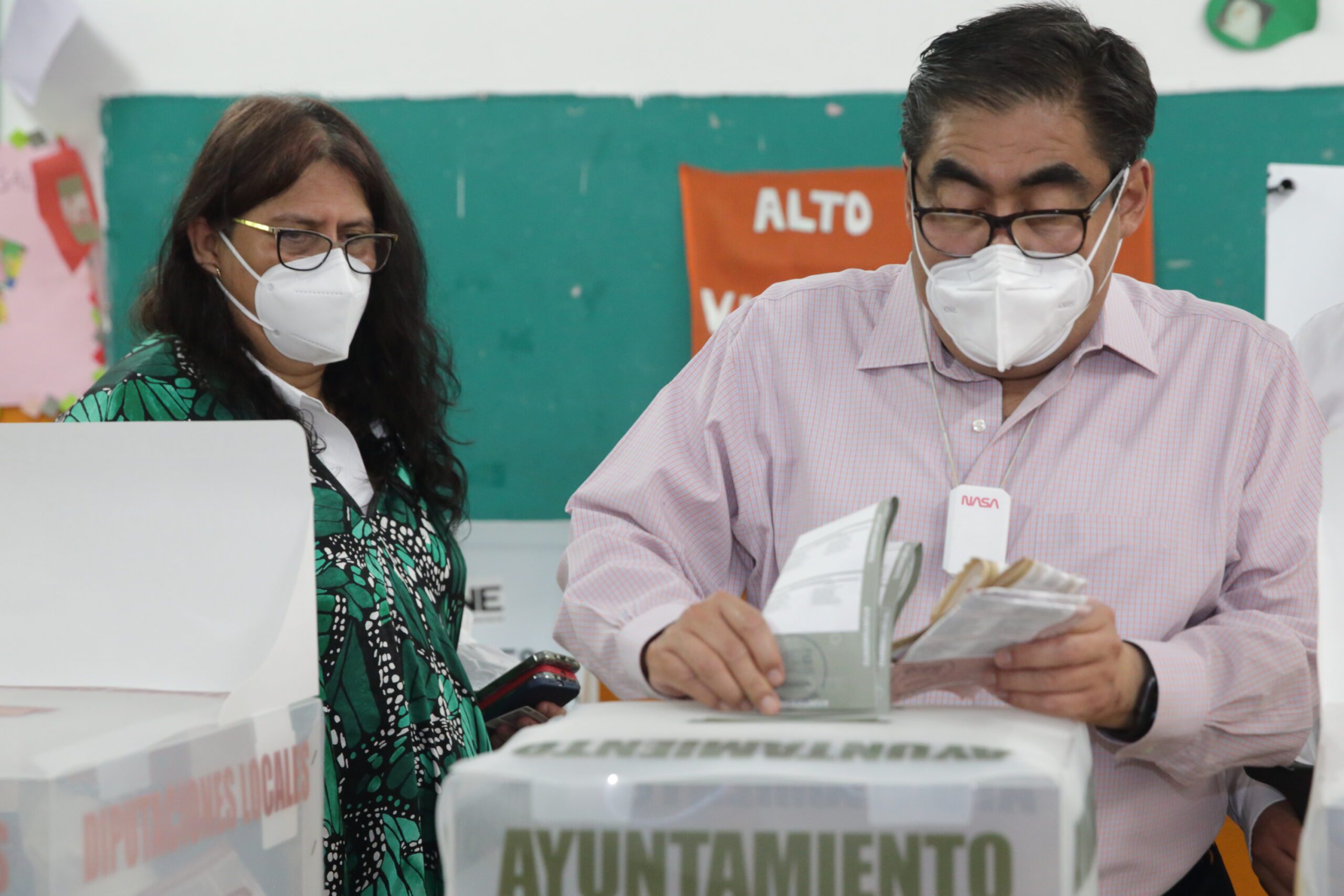 Clase política poblana acuden a votar (GALERÍA)