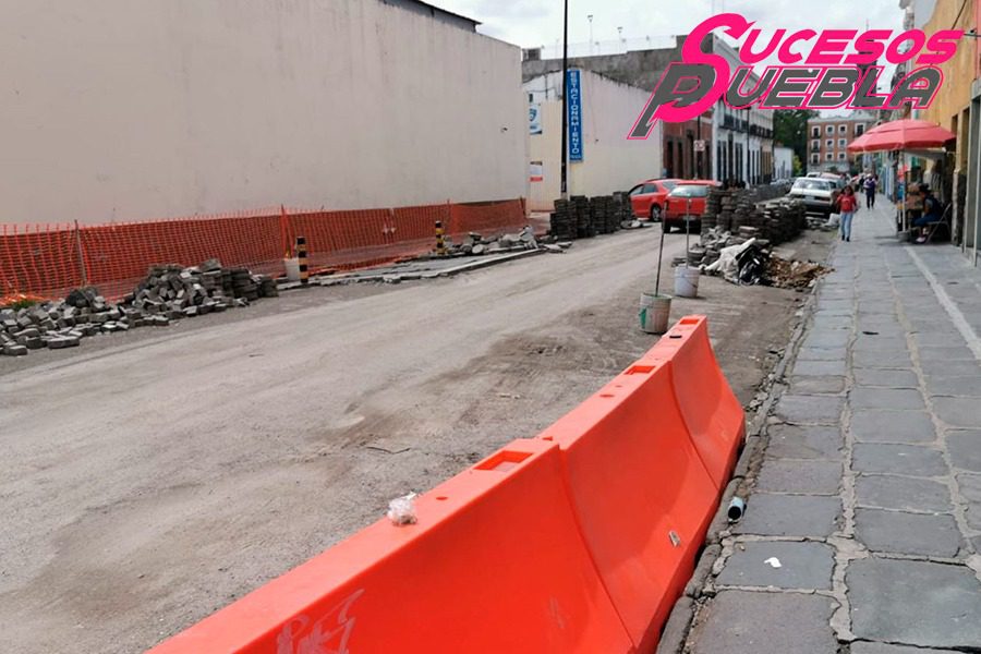 En terracería, entre montones de adoquines y basura transitan la 10 Oriente