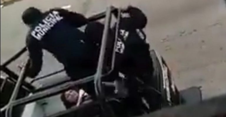 Policías de Tabasco patean a mujer durante arresto
