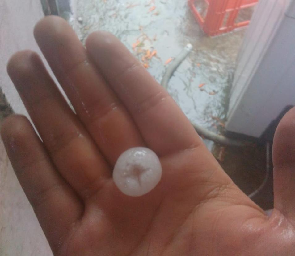 Inundaciones y autos varados dejó intensa lluvia y granizada en Puebla