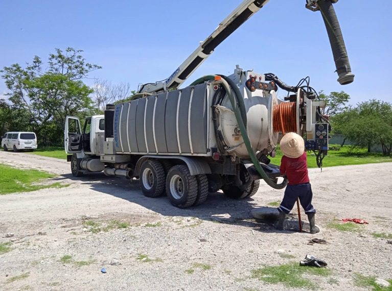 Desazolva CEASPUE drenaje sanitario en Huatlatlauca