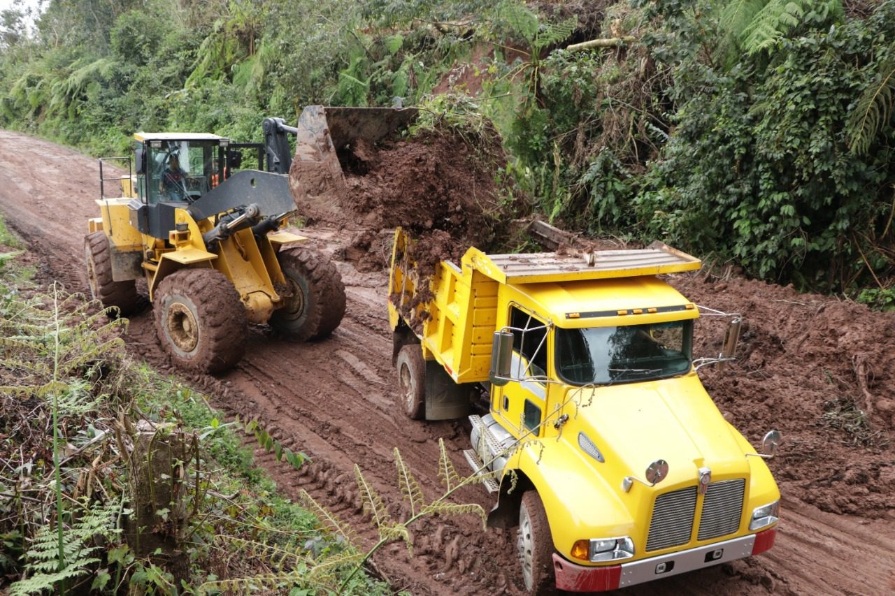 Intensifica Infraestructura labores para liberar caminos en las sierras Norte y Nororiental