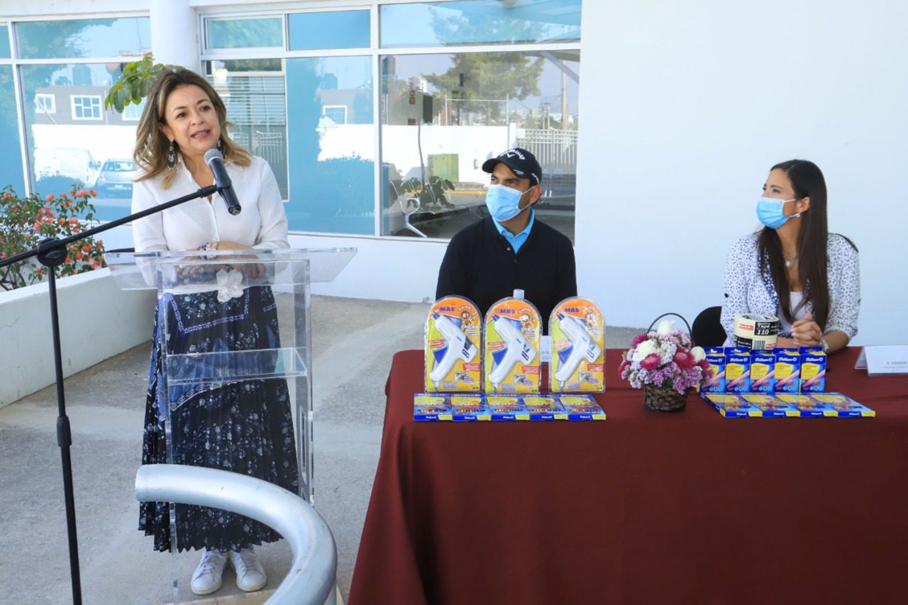 Donan golfistas profesionales material escolar al SEDIF