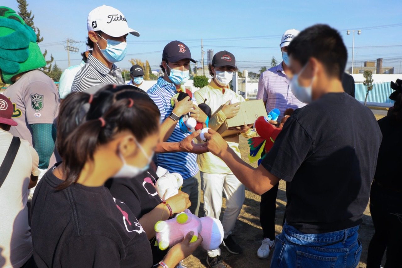 Donan golfistas profesionales material escolar al SEDIF