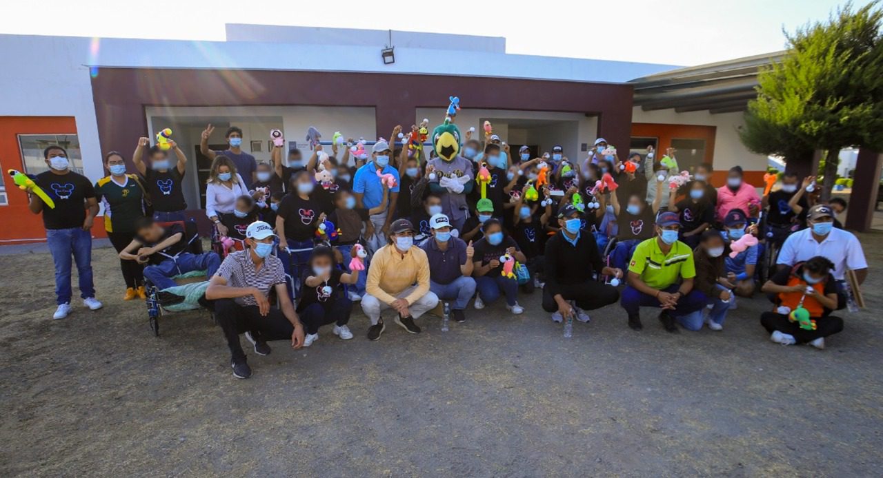 Donan golfistas profesionales material escolar al SEDIF