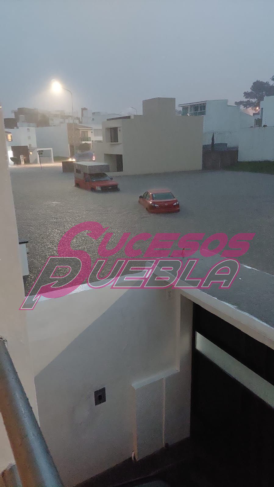 Se registra inundación en 40 viviendas en Lomas del Valle y una decena de autos varados