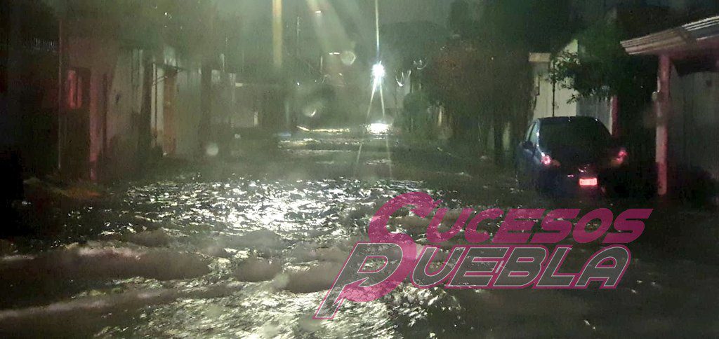 Se registra inundación en 40 viviendas en Lomas del Valle y una decena de autos varados