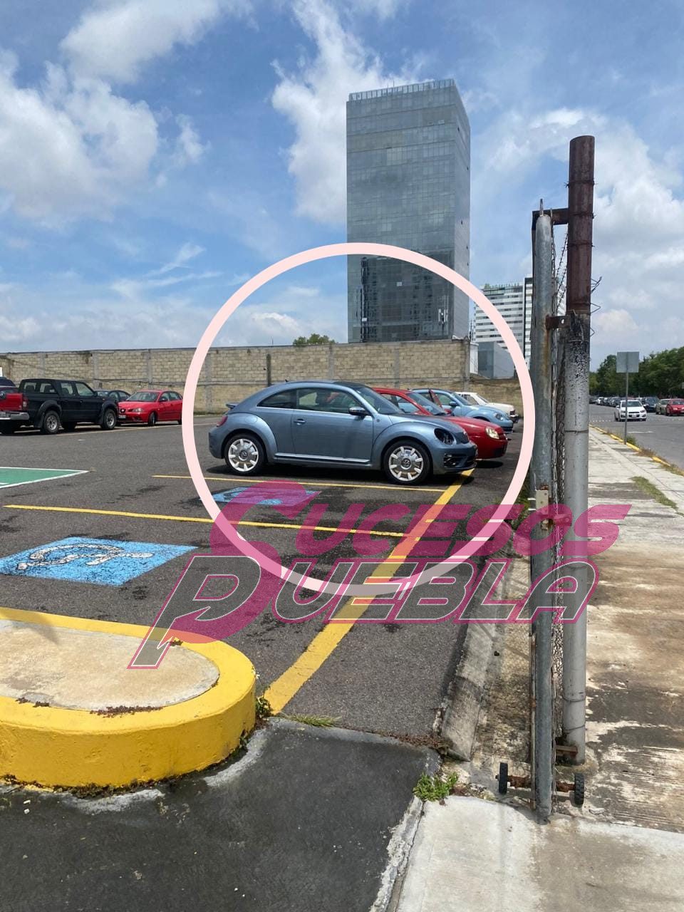 Roban autopartes en estacionamiento Omega de Ciudad Judicial