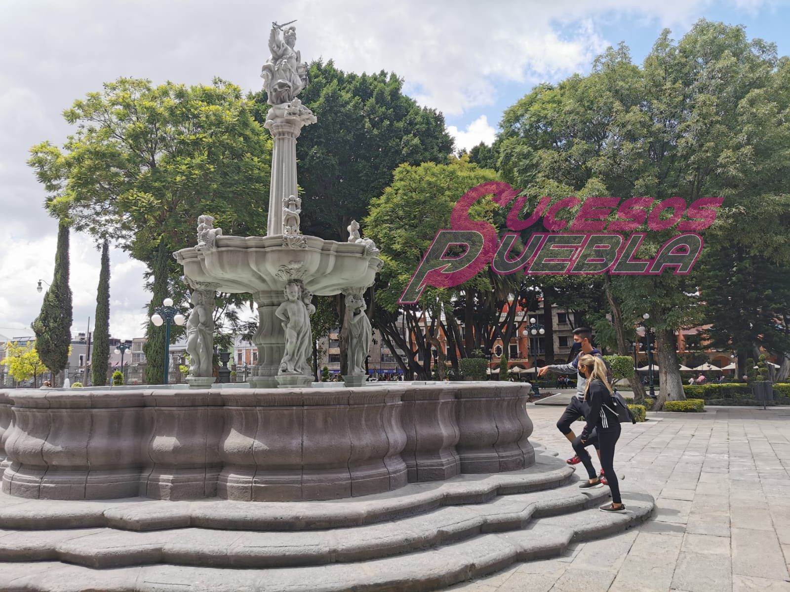 SEDATU entrega un zócalo con defectos, albañiles, lajas quebradas y en obra