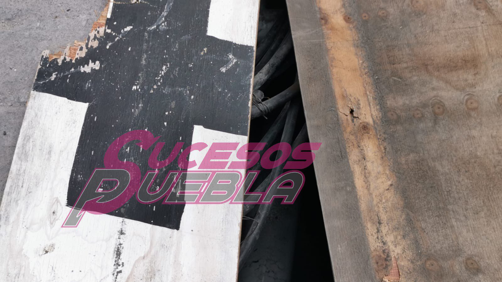 SEDATU entrega un zócalo con defectos, albañiles, lajas quebradas y en obra