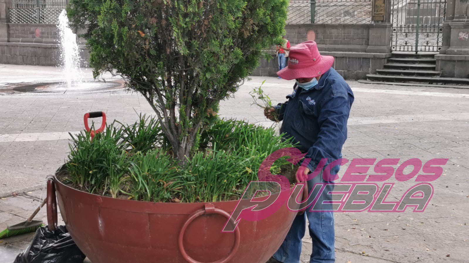 SEDATU entrega un zócalo con defectos, albañiles, lajas quebradas y en obra