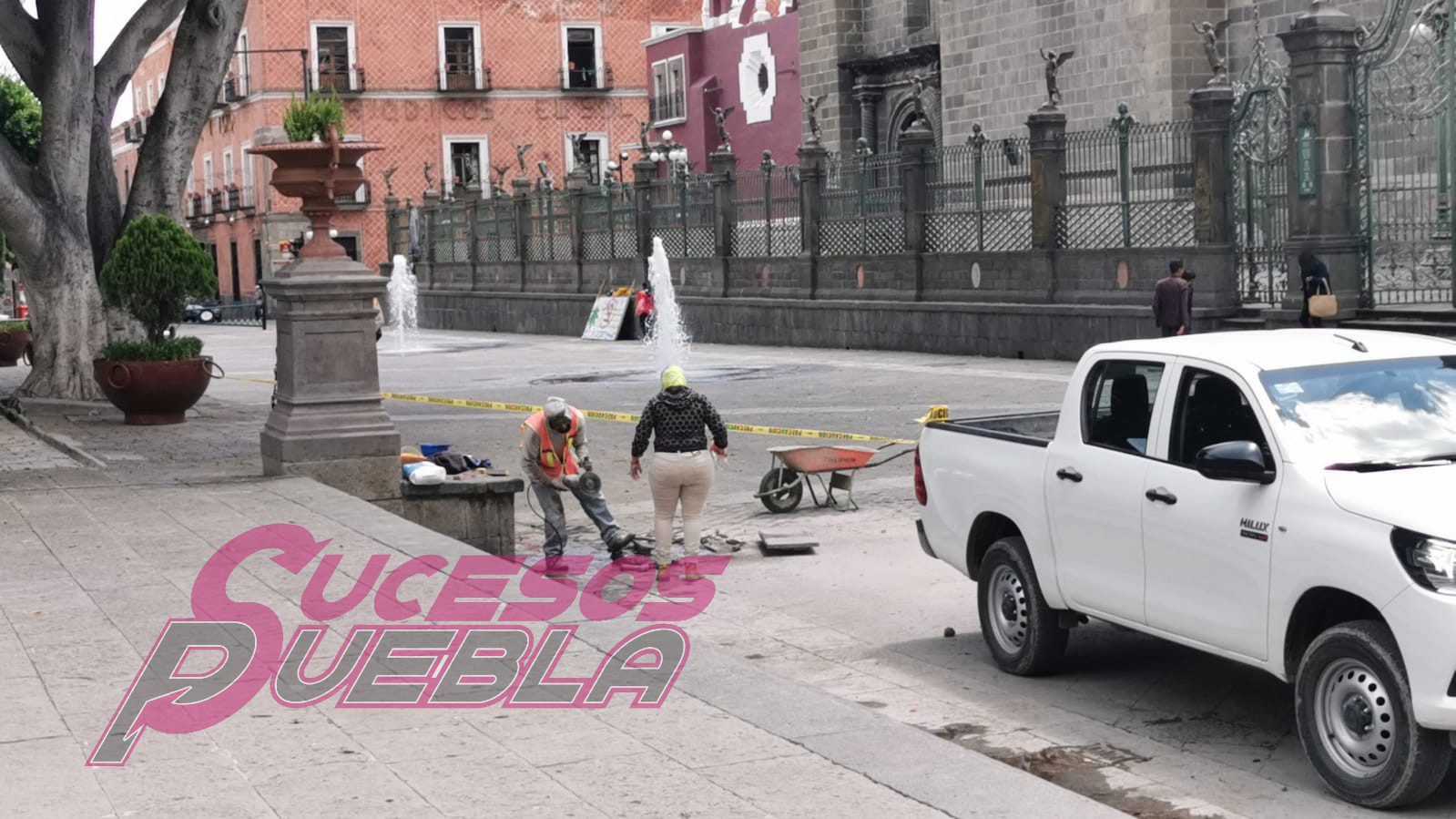 SEDATU entrega un zócalo con defectos, albañiles, lajas quebradas y en obra