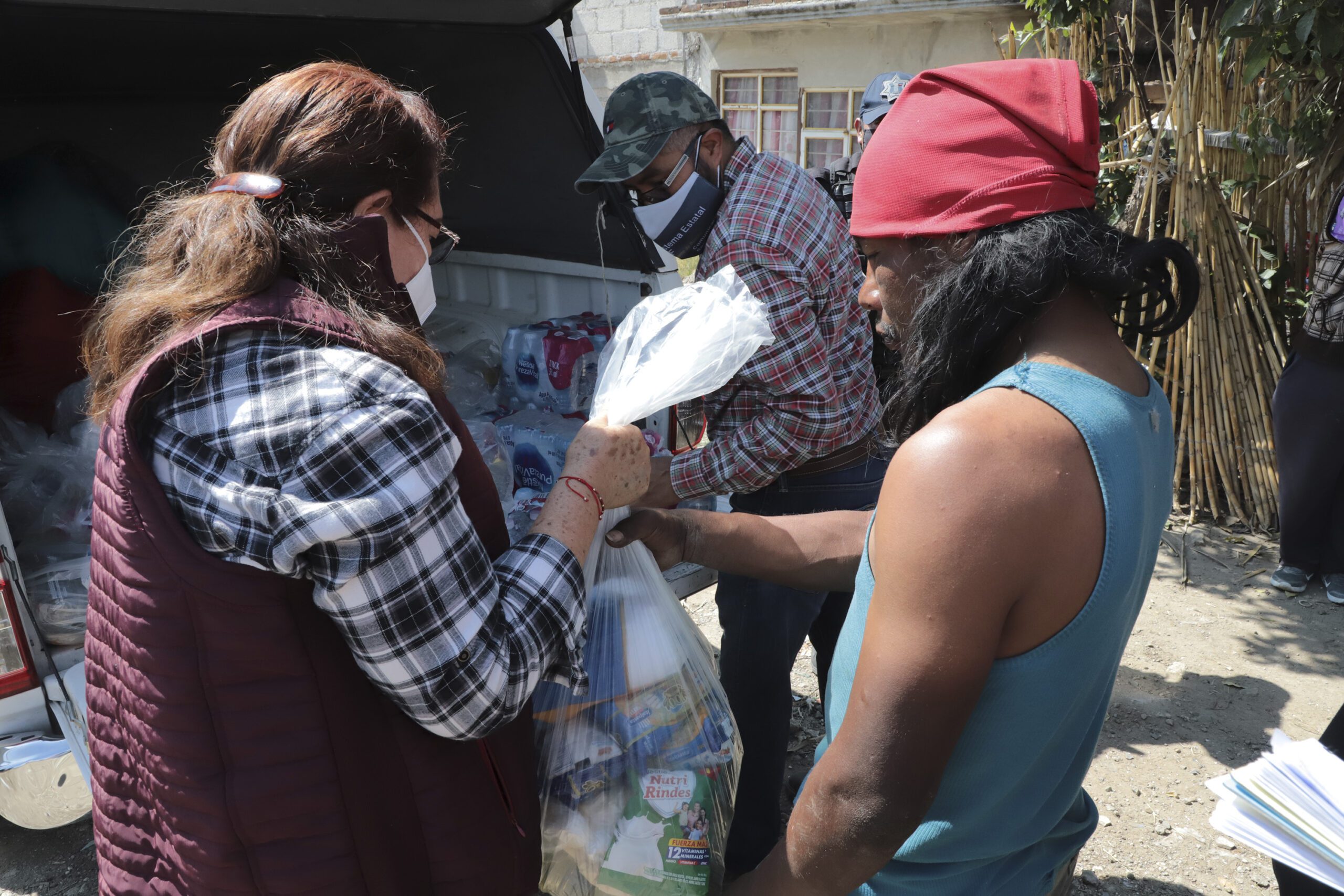 Atiende SEDIF de manera oportuna a damnificados por explosión en Xochimehuacan