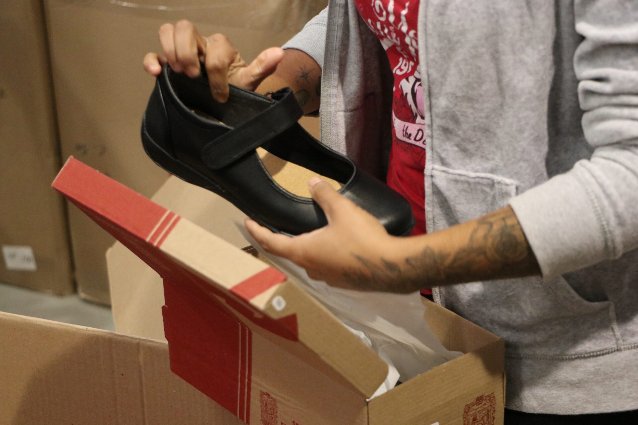 Continúa SEP con entrega de zapatos a estudiantes de nivel primaria