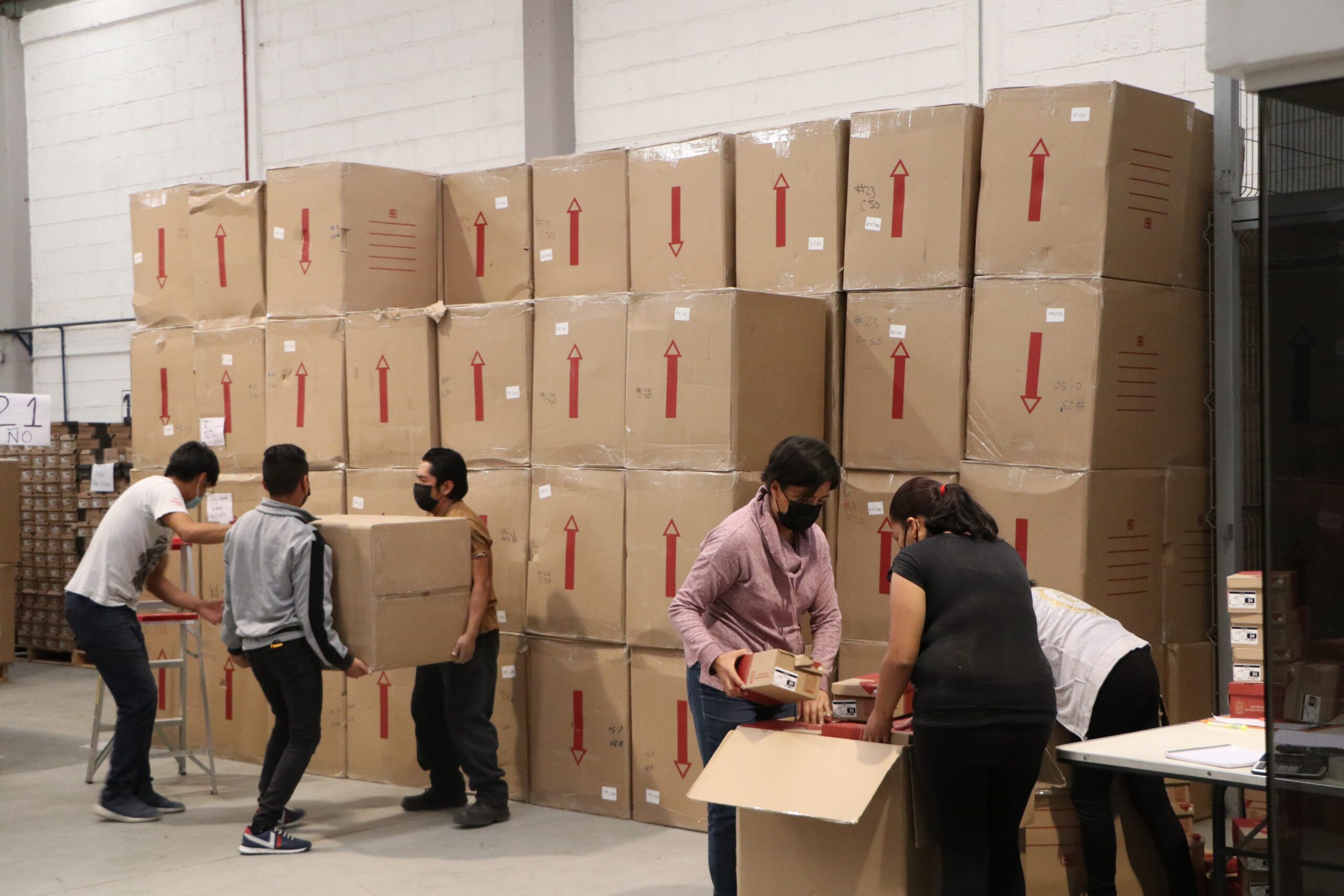 Continúa SEP con entrega de zapatos a estudiantes de nivel primaria