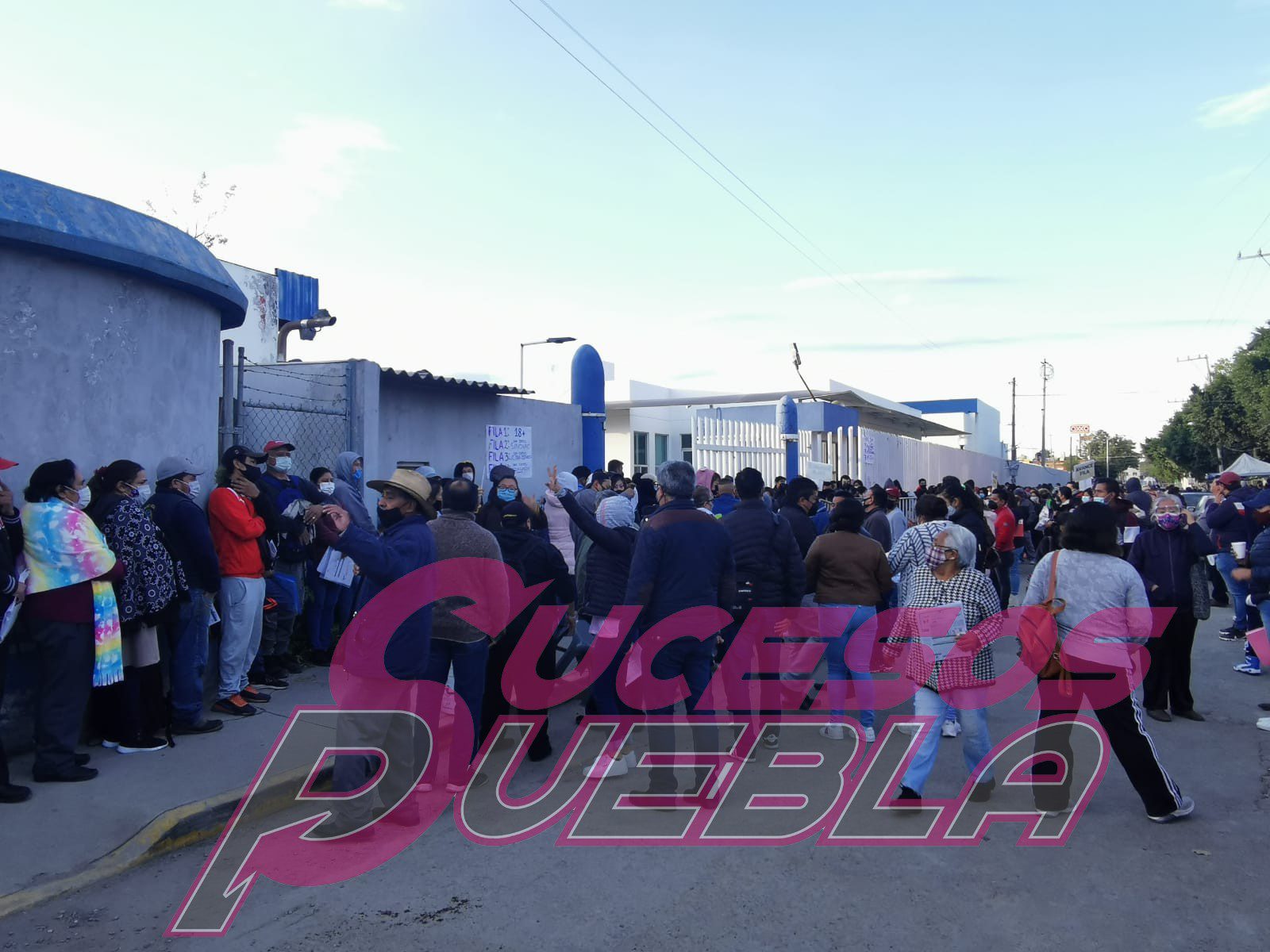 Largas filas en Hospital General del Sur por vacunación Covid a jóvenes de 18 y rezagados