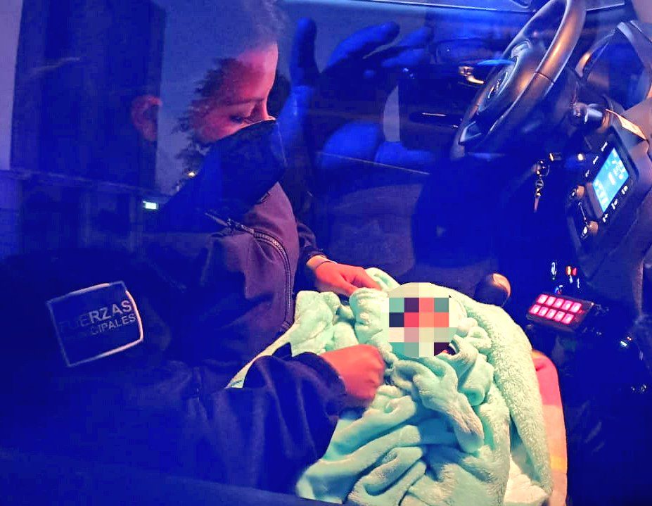 Rescatan a bebé abandonado dentro de un vehículo en Central de Abasto