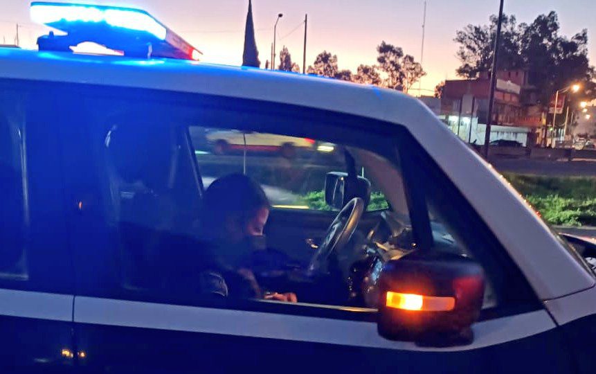 Rescatan a bebé abandonado dentro de un vehículo en Central de Abasto