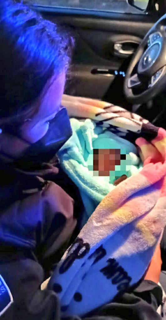 Rescatan a bebé abandonado dentro de un vehículo en Central de Abasto