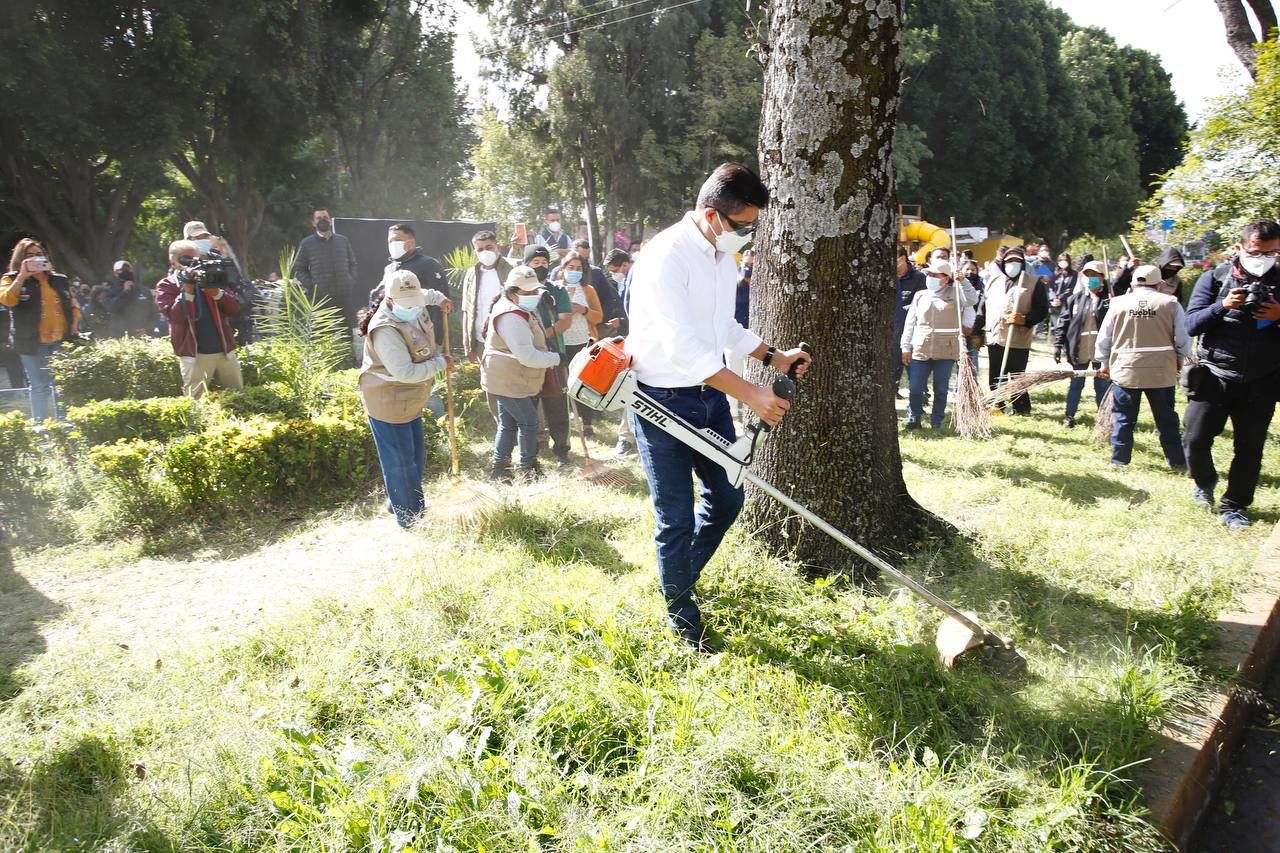 Eduardo Rivera Pérez inicia programa para mantenimiento de camellones y parques
