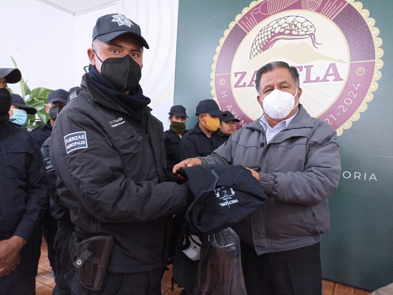 Con la entrega de uniformes a policías, edil de Zautla ratifica tranquilidad en la región