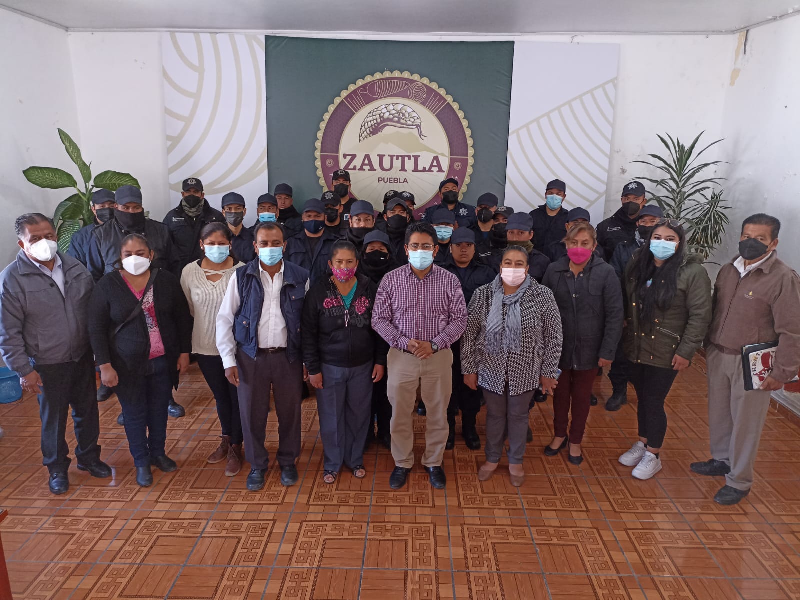 Con la entrega de uniformes a policías, edil de Zautla ratifica tranquilidad en la región