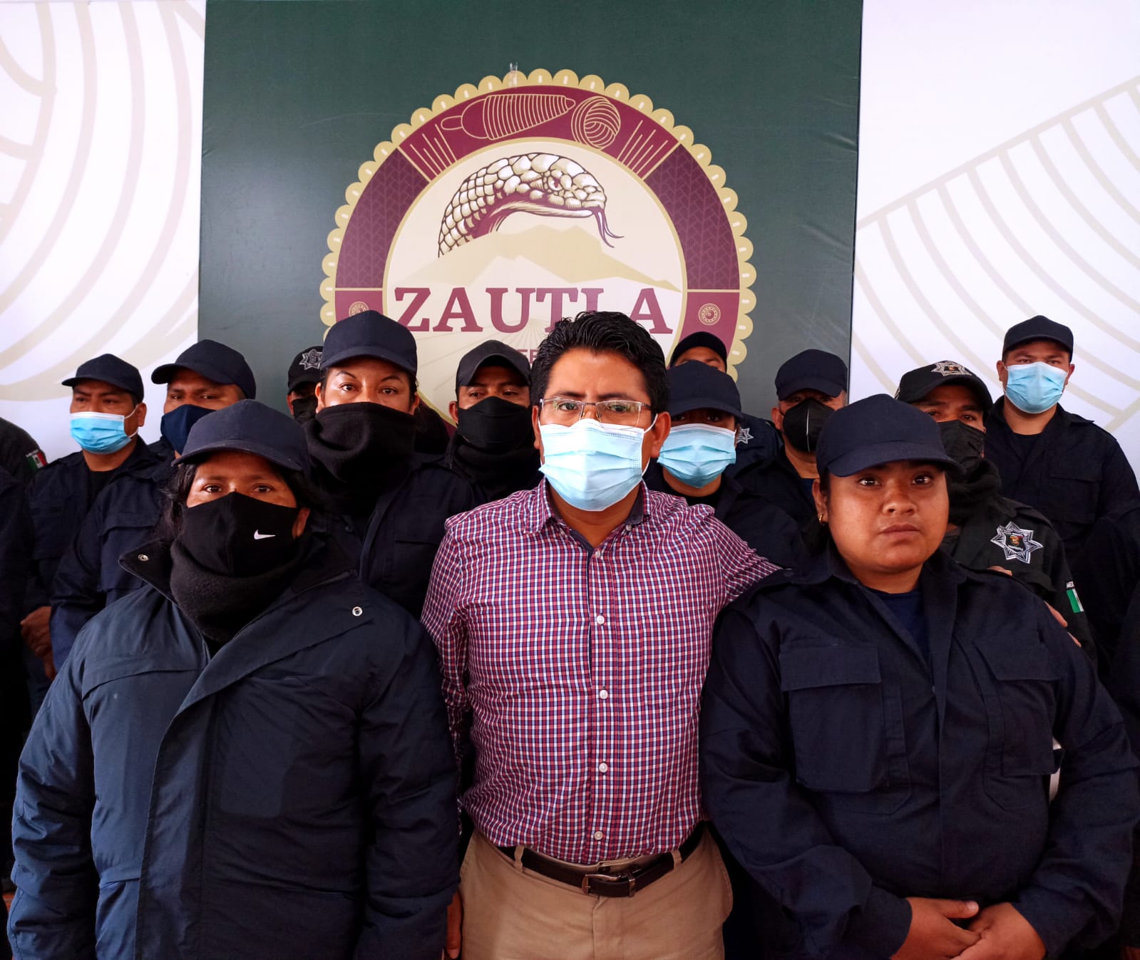 Con la entrega de uniformes a policías, edil de Zautla ratifica tranquilidad en la región